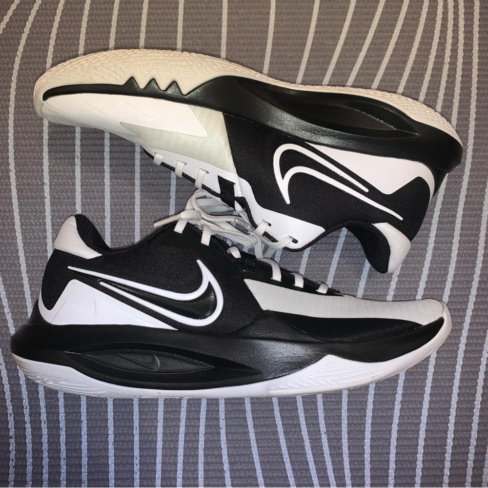 Men’s Nike Basketball Sneakers Size 9